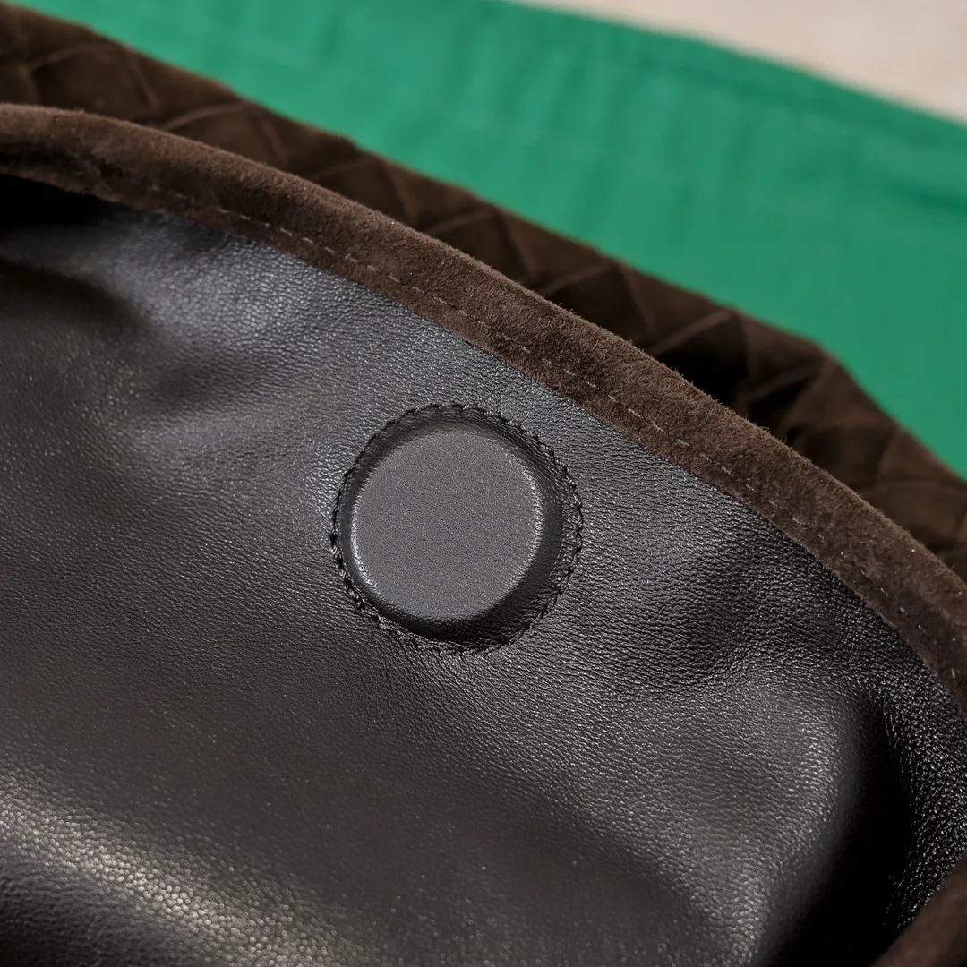 Batch 2160 #Bv Yangjin large size HOP cowhide, the bag body and handles are made of a whole piece of woven leather. The bag body is soft and lazy. Hop symbolizes the praise of innovation and eternal craftsmanship [love]. The pyramid silhouette combines practicality and fashion. Modern and casual, the bag mouth is double-sided closed design, more convenient and safe! Made of soft cowhide and full of texture, this is a must-have for fashionable ladies who like minimalism, comfort and casualness! Model: 3970 Dimensions: 54x24x13